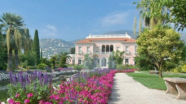 Built between 1905 and 1912 by Baronne Ephrussi de Rothschild on the Peninsula of Cap Ferrat, this palace offers elegant salons and magnificent gardens, with spectacular views of the sea.