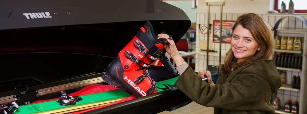 ARBÖ-Mitglied packt Schischuhe in eine Dachbox