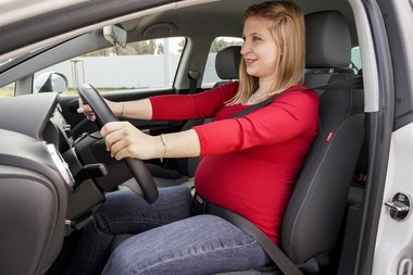 Schwangere Auto Sicherheits gurt Einsteller schwangere Frau fahren