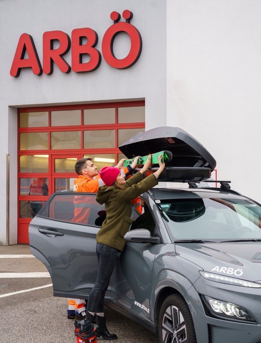 ARBÖ-Mitglied packt gemeinsam mit ARBÖ-Techniker Schi in die Dachbox